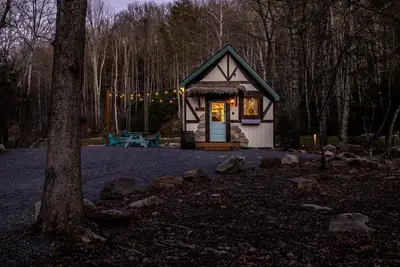 Image de Storybook Cottage @ Four Fillies Lodge-Glamping