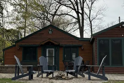 Image de Charming Log Cabin on a private spring fed lake