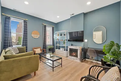 Image de Scandinavian-Inspired West Loop Apartment with Private Outdoor Balcony by AllSet Turnover