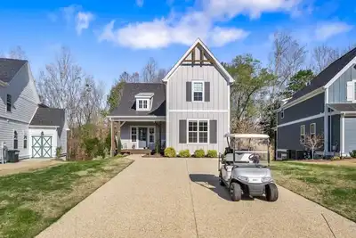 Image de Hope's Crest · Beautiful Home with Lake/Marina Access and Firepit