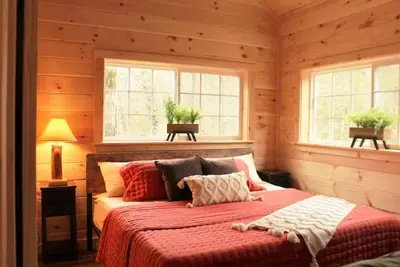 Image de Romantic Getaway • Hottub, Gazebo, Firepit, ~Games, Kayak, Lake access & Fishing