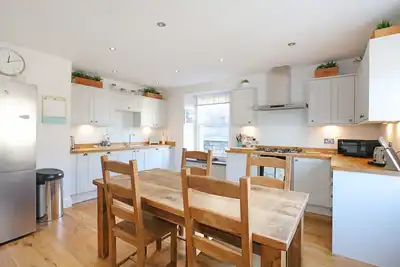 Image de A stylish 2-bedroom apartment in a fantastic location. Sleeps 4 guests.