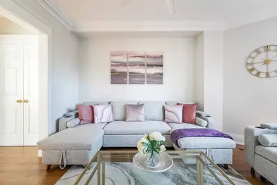 Image de Bright & Spacious 2br Apartment near Casa Loma