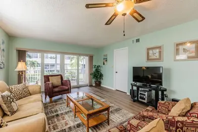 Image de Lovely 2 Br / 2 Bth condo, located on Collier Blvd