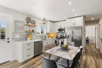 Image de 54 Washington St · Hot Tub, Newly Remodeled, Stunning Mountain views!