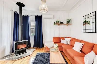 Image de Cheerful, Cosy Cottage - Near Rose Garden!