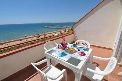 Image de Location de vacances à Rosas/Roses, Costa Brava : appartement de 2 chambres en bord de mer, avec vue sur la mer et piscine communautaire.