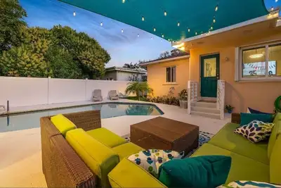 Image de Historic bungalow, heated pool, cabana, arcade, on park, beach 5 min, dogs ok.