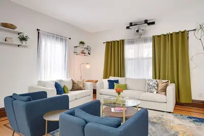 Image de Mid-Century Modern Home 5 Minutes from Downtown