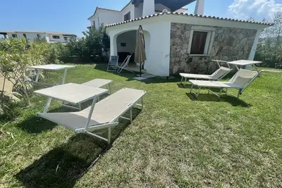 Image de H40 Villa avec piscine à 2 minutes de la plage de sable et du centre, jardin