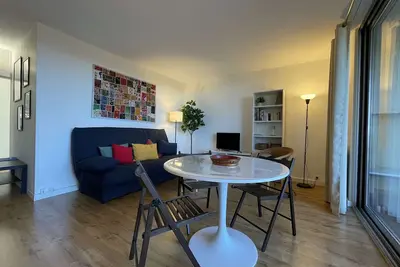 Image de Appartement rénové avec clim, parking et terrasse à 500m du port