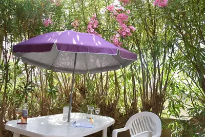 Image de Pavillon 3 pièces avec piscine, terrasse et parking privé - Proche plage et commerces