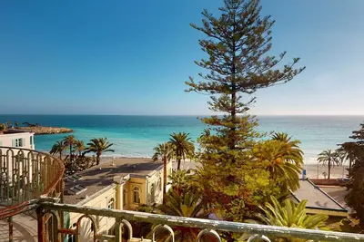 Image de Grand 2p face mer en centre-ville dans un palace avec parc à Menton