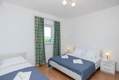 Image de A spacious house with a swimming pool and a large garden.