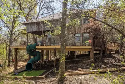 Image de Magical Treehouse on the Brazos River with spiral slide off the deck! 350 acres! Tubing!