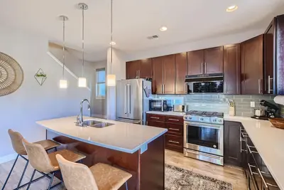 Image de Modern Townhouse - Walkable to Mile High Stadium - Rooftop Views with Firepit