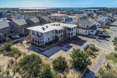 Image de Steps to the beach, pet friendly, roomy and charming!