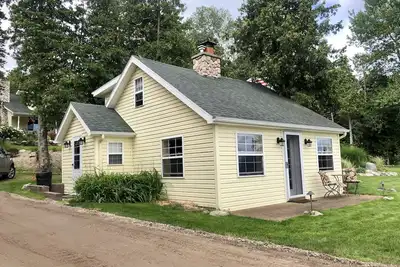 Image de The Yellow Cottage by the Lake