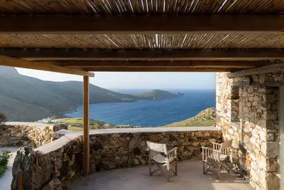 Image de Maison de vacances \"Koukios Cells Serifos Cycladic Home\" avec vue sur mer, Wi-Fi et climatisation.