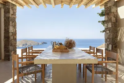 Image de Villa 'Kir Mimis Awarded Cycladic Villa' avec vue sur la mer, Wi-Fi et climatisation.