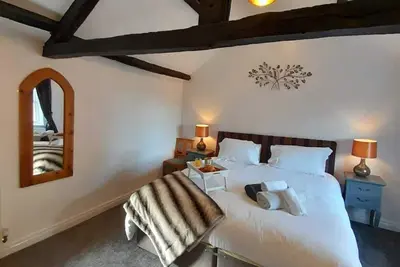 Image de Cosy but spacious, historic cottage on The Red House Estate