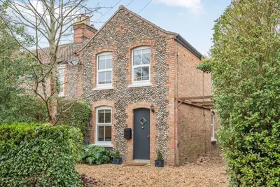 Image de Pink Lady Cottage - Deux Chambres Maison, Couchages 4