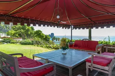 Image de Beautiful seaside home with pool