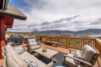 Image de Newly Updated 5 Bedroom Townhome with Gorgeous Deck Views!
