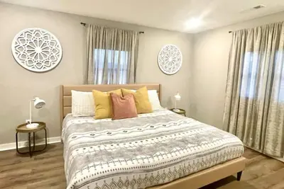 Image de Stylish, modern, Remodeled : Central Location