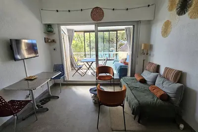 Image de Carro duplex les pieds dans l'eau et la tête dans les pins