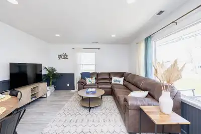 Image de Island Cottage w/ Pool Table & Walking distance to Cranberry!