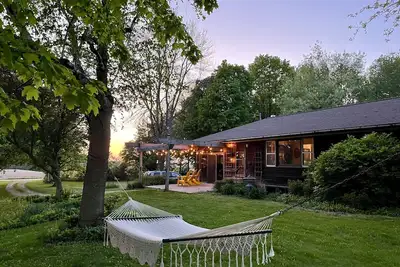 Image de Absolute Peace in this country home surrounded by gardens and views!