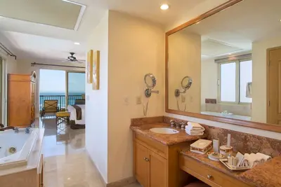 Image de Located on the pristine Medano beach in view of El Arco