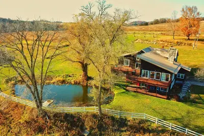 Image de 7 bedroom/3 bathroom Decorah Lodge on private Creek - Sleeps 20