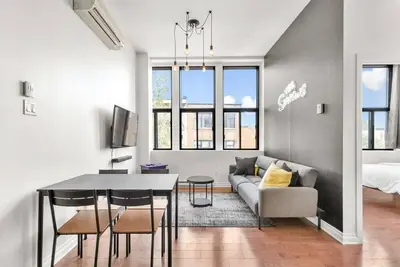 Image de M11 | Boulevard Suites: Logement 3 chambres style \"Simpsons\" - 3g