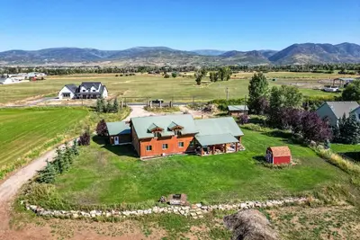 Image de Splendor Valley Farms · Huge Log Cabin w/ King Bed, Bunk Beds, & Game Room