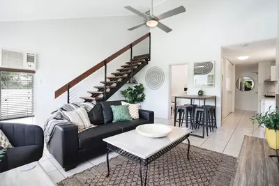 Image de Leumeah - Charming City Retreat with Sunset Views & Pool Near Esplanade