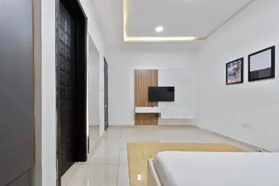 Image de Sophisticated 4-Bedroom Condo in Vi