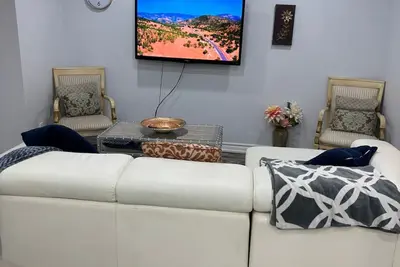 Image de Lovely 2-Bedroom Rental Unit in Streetsville.