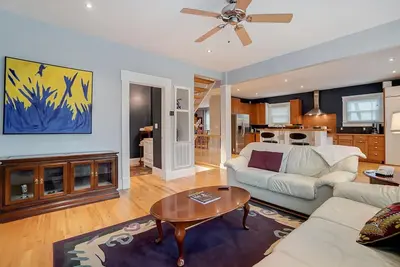 Image de 3 Bed House 2 min from Uptown!