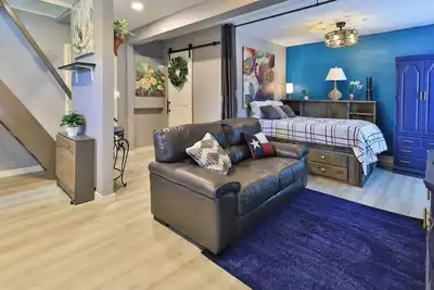 Image de Remodeled studio loft in Arlington near Uta, downtown, and Arlington Memorial Hospital with deck, fire pit, and easy self check-in.