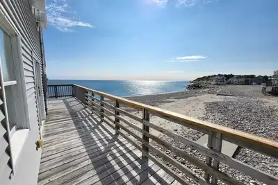 Image de Cozy private beach stilt house-steps to the beach.