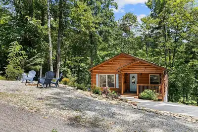 Image de Power-Water-Internet - Cozy Cabin Haven - Near Hiking, Waterfalls & More