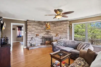Image de Mid-Century Vintage Brick Ranch Style Guesthouse