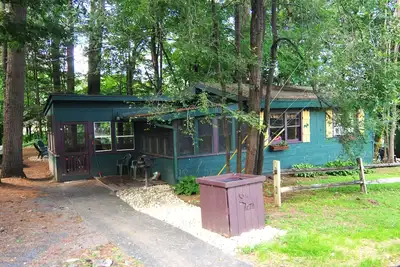Image de Cottontail Cabin at the Adirondack Lodge =- 5 mins to Lake George Village