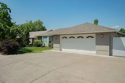 Image de Tastefully remodeled 3 bedroom 2 bath home with large private back yard