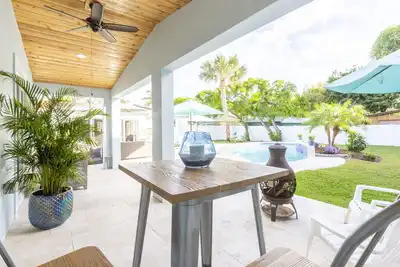 Image de Guest House with Private Yard, Pool, Outdoor Kitchen & Tiki Bar
