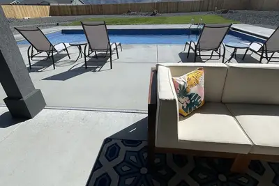 Image de Modern desert retreat with heated/cooled pool - 2. 5 hrs away from Seattle