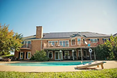 Image de 14-Person House with Pool and Hot Tub on Spectacular Estate