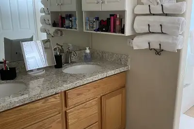 Image de Cozy family home. Minutes away from west gate ( state farm stadium)! !